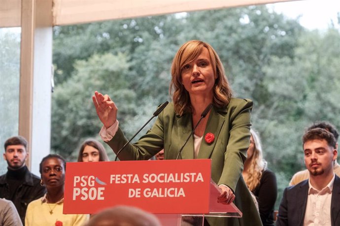 La ministra de Educación, Pilar Alegría, interviene durante la celebración de la Fiesta Socialista de Sigüeiro, a 1 de octubre de 2022, en Sigueiro, Oroso, A Coruña, Galicia (España). 