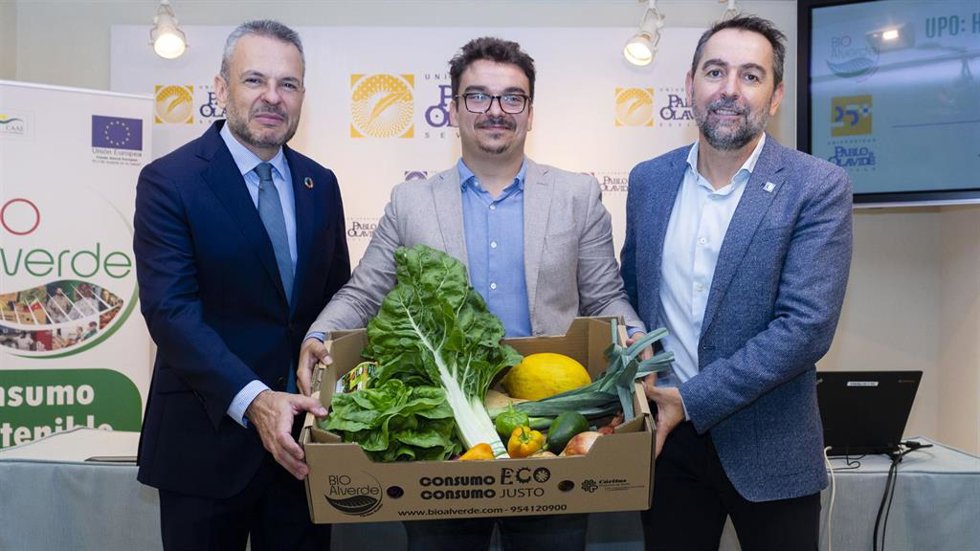 Antonio Fernández, vicerrector de Campus Saludable y Deporte de la UPO, y Fernando Rodríguez, gerente de BioAlverde, han presentado la iniciativa 'UPO: Hacia un consumo + justo & + saludable'.