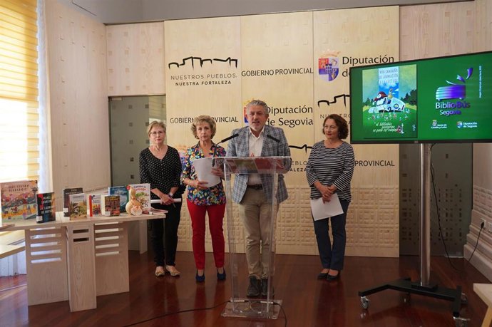 El diputado de Cultura, Juventud y Deportes, José María Bravo, junto a las tres bibliotecarias, Pilar Martín, Esmeralda Arribas y María Jesús Artalejo.
