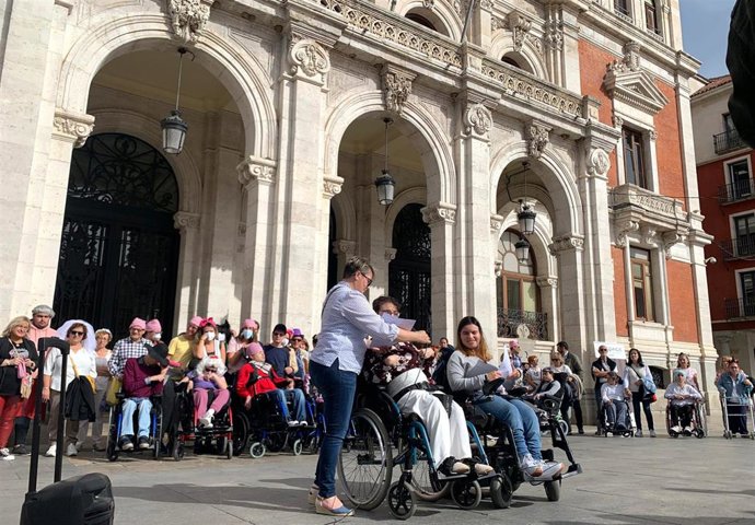 Acto del Día Mundial de la Parálisis Cerebral en la Plaza Mayor de Valladolid.