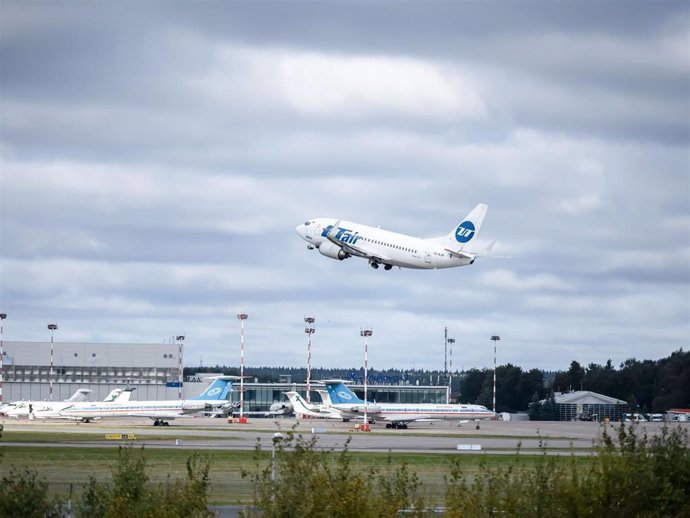 Archivo - Un avión despega del Aeropuerto Internacional de Moscú-Vnúkovo