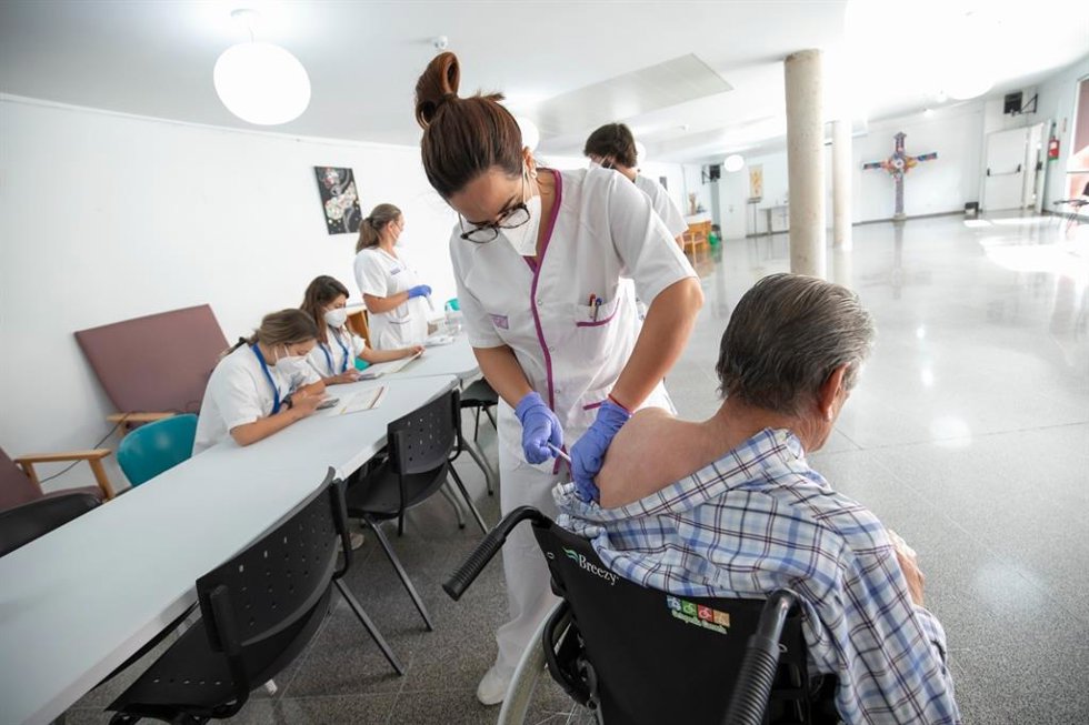 Una sanitaria pone una vacuna contra la COVID.