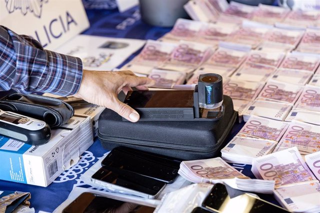 Una máquina de detección de billletes falsos de 500€ en un laboratorio de producción de billetes falsos de 500 euros, en el Banco de España, a 6 de octubre de 2022, en Madrid (España). El desmantelamiento del laboratorio se ha llevado a cabo en una operac