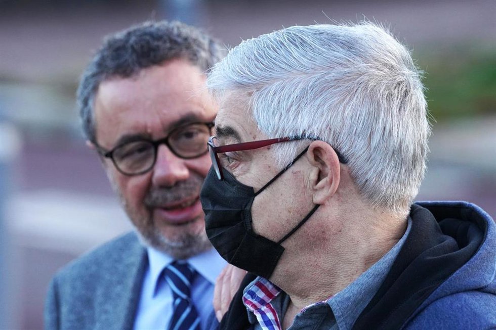 El maquinista del tren Francisco Garzón (d) y su abogado Manuel Prieto (i) a su llegada para declarar en la segunda jornada del juicio por el accidente ferroviario de Alvia, en la Cidade de la Cultura de Santiago de Compostela, a 6 de octubre de 2022, e