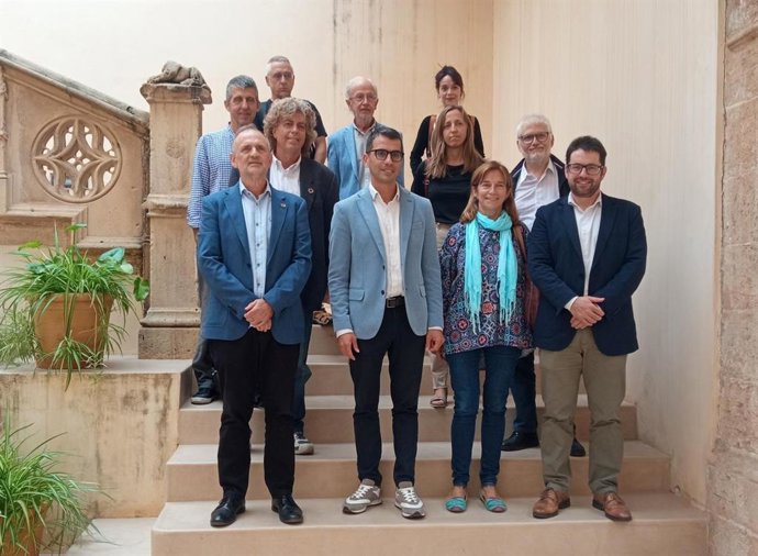 El conseller de Fondos Europeos, Universidad y Cultura, Miquel Company, junto a representantes de la comunidad científica.