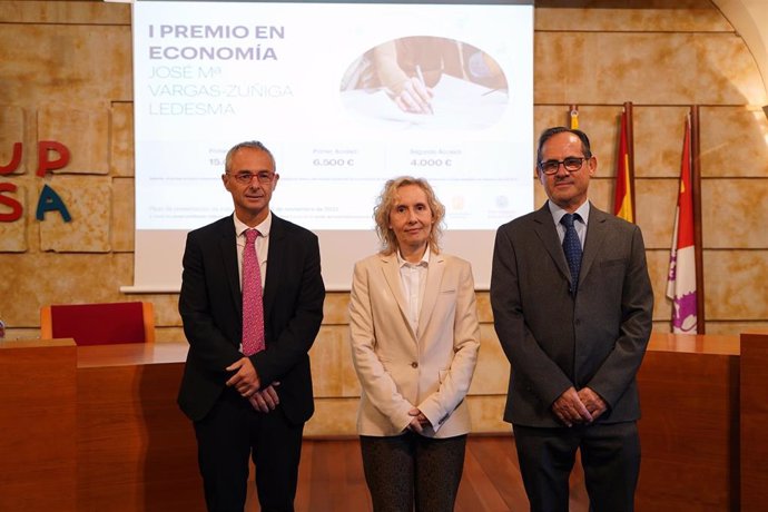 El rector de la USAL, Ricardo Rivero, la rectora de la UPSA, Mirian Cortés, y el gerente de la Fundación Varga-Zúñiga y Pérez-Lucas, Juan Vargas-Zúñiga, de izquierda a derecha, en la presentación del premio.