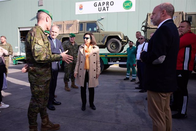 La ministra de Defensa, Margarita Robles, durante una visita al Grupo de Apoyo a la Proyección (GAPRO) en la base 'Primo de Rivera' en Alcalá de Henares (Madrid)