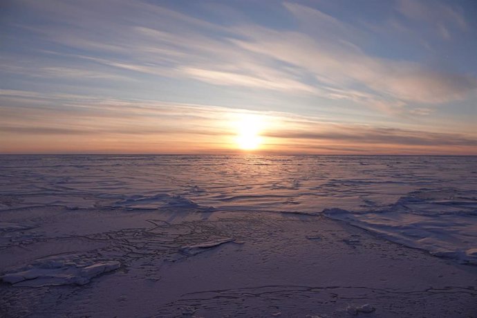 El hielo ártico tiene una variedad de texturas, y esa variedad, junto con los cambios estacionales en la intensidad del sol, significa que los esfuerzos de geoingeniería propuestos con microesferas de vidrio huecas podrían acentuar el deshielo