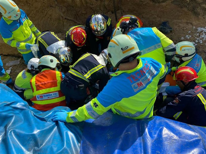 Sanitarios del Summa 112 y efectivos de los Bomberos de la Comunidad de Madrid