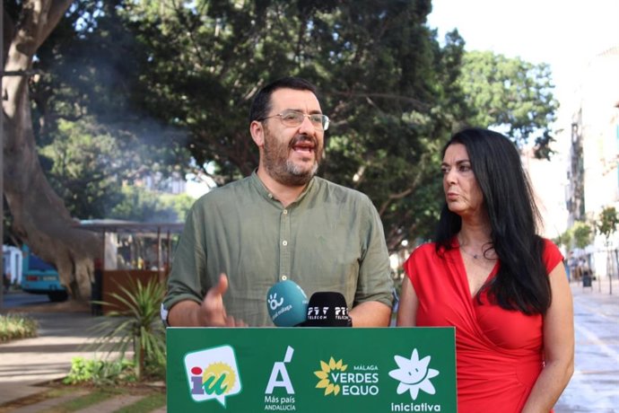 El coordinador de IU Málaga, Guzmán Ahumada, y la representante de Verdes Equo en Málaga Rosa Galindo.