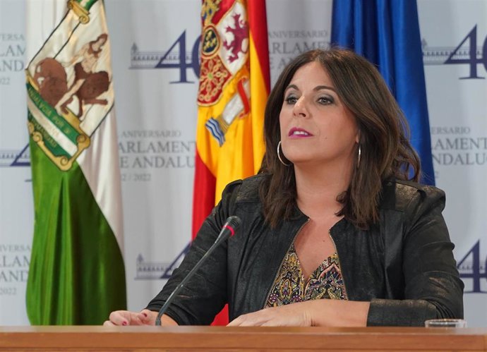 La portavoz del grupo parlamentario socialista, Ángeles Férriz, durante la rueda de prensa previa a la reunión de la Junta de Portavoces del Parlamento de Andalucía. A 05 de octubre de 2022, en Sevilla (Andalucía, España).
