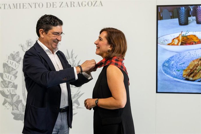 La vicealcaldesa de Zaragoza, Sara Fernández, y el presidente de Horeca Restaurantes Zaragoza, José María Marteles, presentan en el salón de Recepciones del Ayuntamiento de Zaragoza, una nueva edición del Pilar Gastro Week.