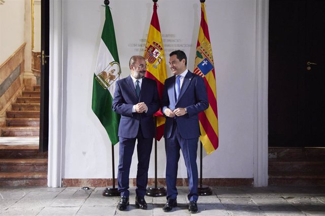 El presidente de la Junta de Andalucía, Juanma Moreno, (d) recibe al presidente del Gobierno de Aragón, Javier Lambán, (i) durante el I Encuentro Andalucía-Aragón en el Palacio de San Telmo, a 6 de octubre de 2022 en Sevilla (Andalucía, España). El presid