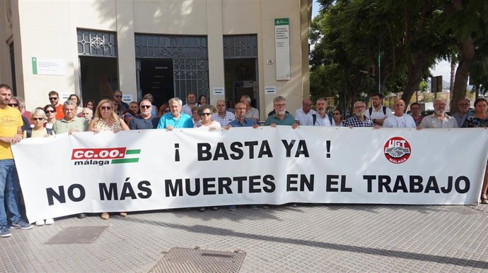 UGT y CCOO de Málaga se han concentrado este jueves por el accidente laboral mortal ocurrido en Casares.