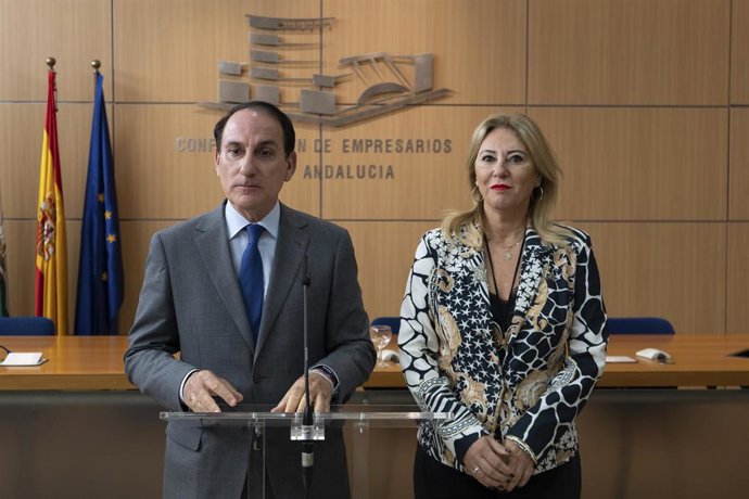 El presidente de la Confederación de Empresarios de Andalucía (CEA), Javier González de Lara, junto a la consejera de Economía, Hacienda y Fondos Europeos, Carolina España.