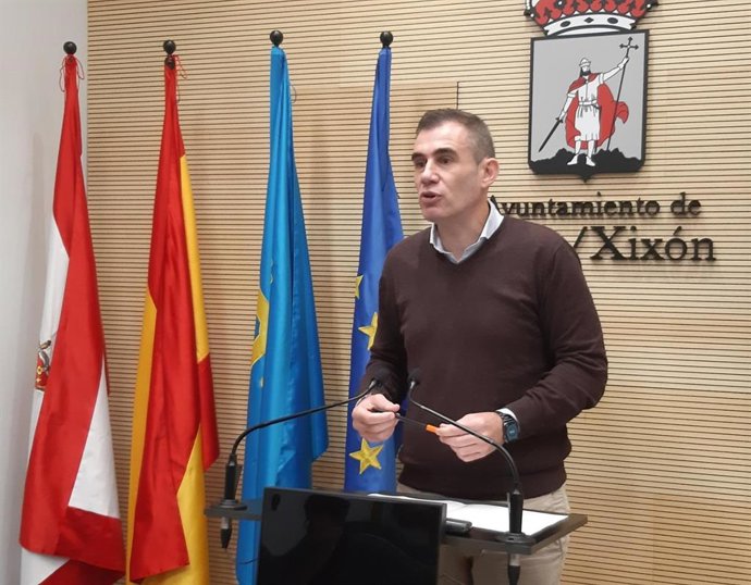 El concejal del Grupo Municipal de Ciudadanos del Ayuntamiento de Gijón, Rubén Pérez Carcedo, en rueda de prensa en el Consistorio gijonés