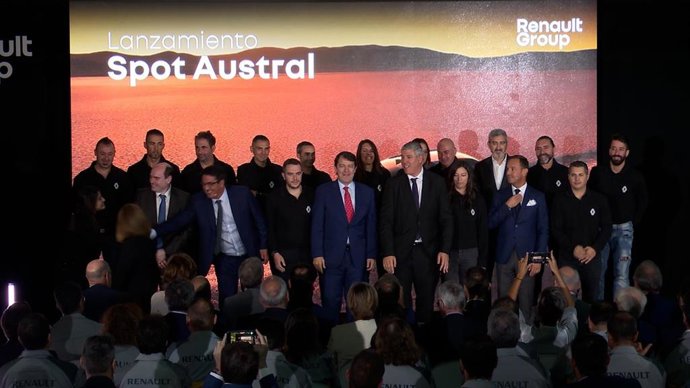 Autoridades y dirigentes de Renault posan al finalizar el lanzamiento del spot del nuevo Austral.