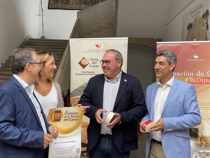 El alcalde de Casar de Cáceres, Rafael Pacheco; la diputada de Agricultura, Elisabeth Martín; el presidente de la DOP Torta del Casar, Ángel Pacheco y el gerente de la DOP, Javier Muñoz, en la presentación de la 28 Semana de la Torta del Casar