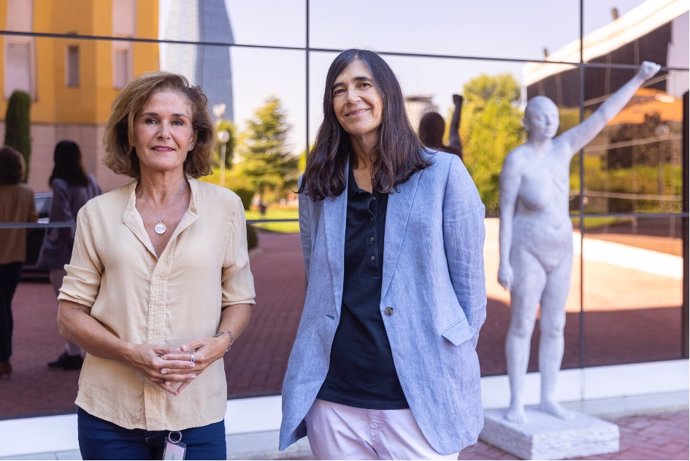 Las investigadoras Paula Martínez y Maria A Blasco, en la entrada del CNIO