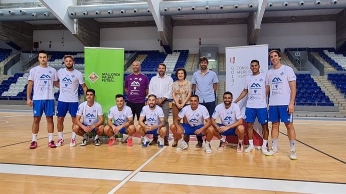 La consellera Fina Santiago visita al Palma Futsal.