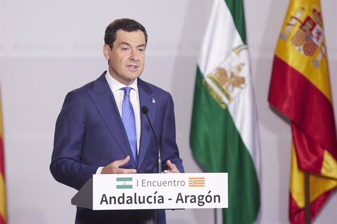 El presidente de la Junta de Andalucía, Juanma Moreno, atiende a los medios de comunicación tras el I Encuentro Andalucía-Aragón en el Palacio de San Telmo.