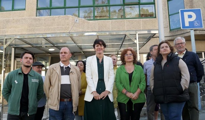 La portavoz nacional del BNG, Ana Pontón, junto a otros miembros de la formación frentista a las puertas del centro de salud de O Grove (Pontevedra)