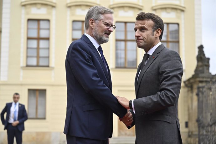 06 October 2022, Czech Republic, Prague: Czech prime Minister Petr Fiala (L) receives French President Emmanuel Macron upon arrival for the European Political Community meeting at Prague Castle. Photo: Deml Ondej/CTK/dpa