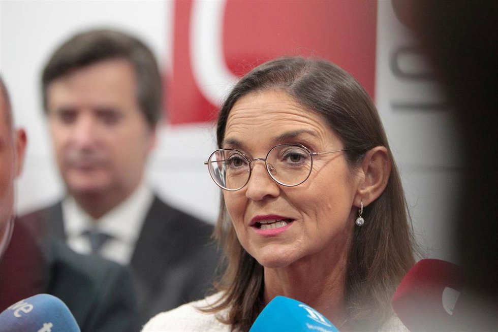 La ministra de Industria, Comercio y Turismo, Reyes Maroto, ofrece declaraciones a los medios durante su visita a la planta de León Coated Solutions, en el polígono de Villadangos.