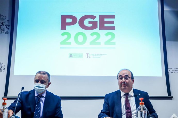 Archivo - El presidente del Consejo Superior de Deportes, José Manuel Franco y el ministro de Cultura y Deporte, Miquel Iceta, en la presentación de los Presupuestos Generales del Estado destinados a Cultura y Deporte para 2022.