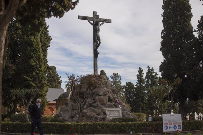 Archivo - Crucifijo en el Cementerio de San Fernando de Sevilla.