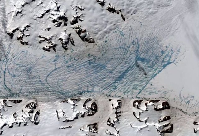 Los glaciares Conchie, Hubert, Saturno, Venus y Urano desembocan en una plataforma de hielo George VI cargada de agua de deshielo.