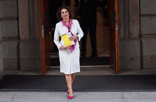 La ministra de Hacienda, María Jesús Montero, llega a la rueda de prensa para presentar el Proyecto de Ley de los Presupuestos Generales del Estado, a 6 de octubre de 2022, en Madrid (España).