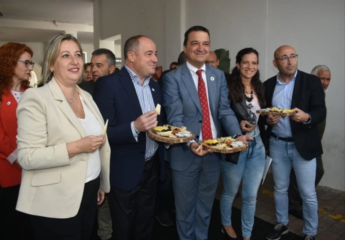 El Consejero De Agricultura, Agua Y Desarrollo Rural, Francisco Martínez Arroyo, Ha Inaugurado La I Feria Internacional Del Queso En Albacete.