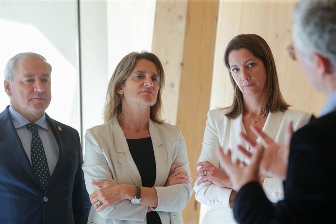 Lugo. La Ministra de Transición Ecológica y Reto Demográfico, Teresa Ribera, visita el edificio Impulso Verde en Lugo, construído enteramente de madera de pino y eucalipto con cobertura de pizarra.