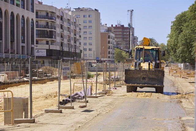 Archivo - Una excavadora avanza por la Avenida de San Francisco Javier