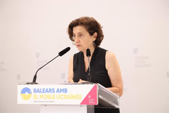 Archivo - La consellera de Asuntos Sociales y Deportes, Fina Santiago, en la rueda de prensa posterior al Consell de Govern.