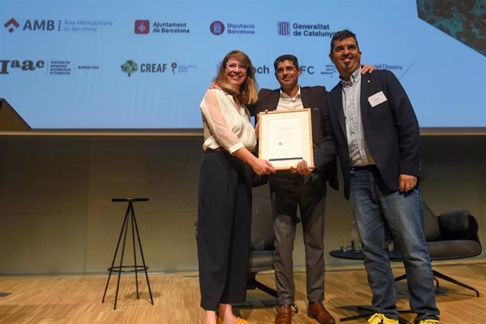 El vicepresidente de políticas forestales del AMB, Isidre Sierra, y la segunda teniente de alcalde de Barcelona, Janet Sanz, reciben el premio de la Ciudad Europea del Bosque 2022.