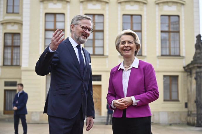 06 October 2022, Czech Republic, Prague: Czech prime Minister Petr Fiala (L) receives European Commission President Ursula von der Leyen upon arrival for the European Political Community meeting at Prague Castle. Photo: Deml Ondej/CTK/dpa