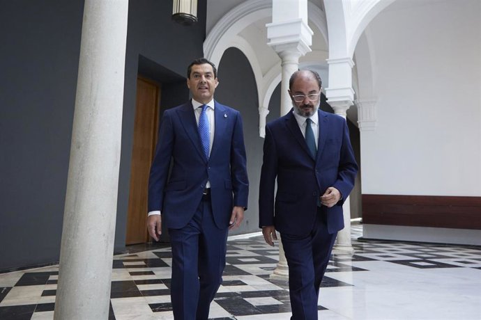 El presidente de la Junta de Andalucía, Juanma Moreno, (i) acompaña al presidente de Aragón, Javier Lambán, (d) para atender a los medios de comunicación tras el I Encuentro Andalucía-Aragón en el Palacio de San Telmo, a 6 de octubre de 2022 en Sevilla 