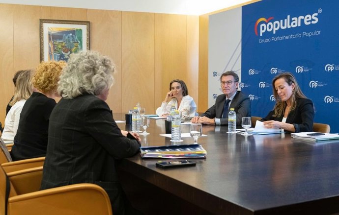El líder del PP, Alberto Núñez Feijóo, se reúne con la Alianza Contra el Borrado de las Mujeres. Le acompaña la secretaria general del PP, Cuca Gamarra, y la vicesecretaria de Políticas Sociales, Carmen Navarro. En Madrid, 6 de octubre.
