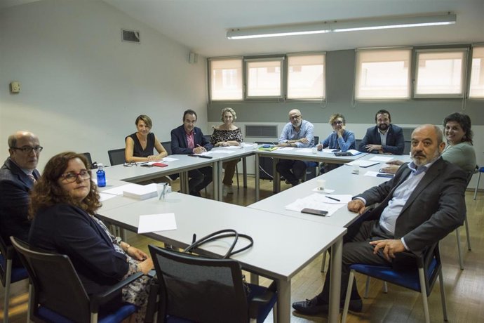Reunión de los grupos políticos del Parlament balear con el catedrático Antoni Millán.