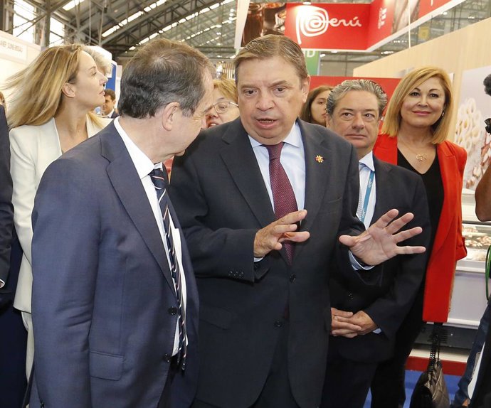 (I-D) El alcalde de Vigo, Abel Caballero, el ministro de Agricultura, Pesca y Alimentación, Luis Planas, y el presidente de Conxemar, Eloy García, durante su visita a la XXIII edición de la Feria Internacional de Productos del Mar Congelados Conxemar 20