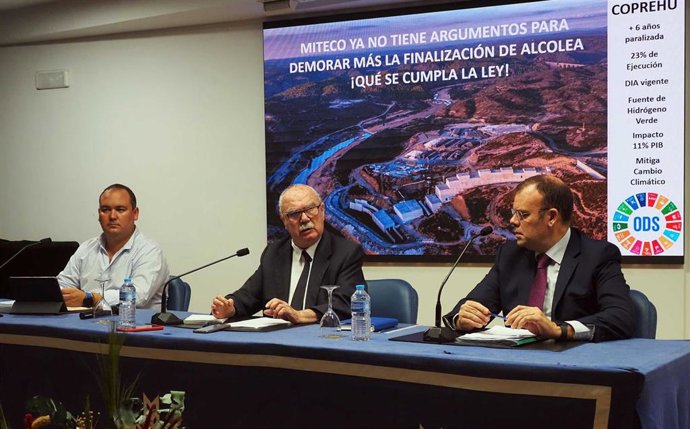 Miembros de la Asociación de Promotores de Regadíos de Huelva (Coprehu), en rueda de prensa.