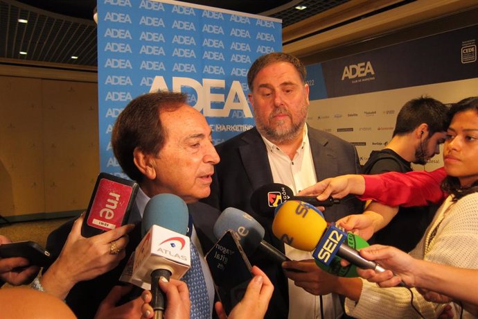 El presidente de la Asociación de Directivos y Ejecutivos de Aragón, Salvador Arenere, y el presidente de Esquerra Republicana de Catalunya, Oriol Junqueras.