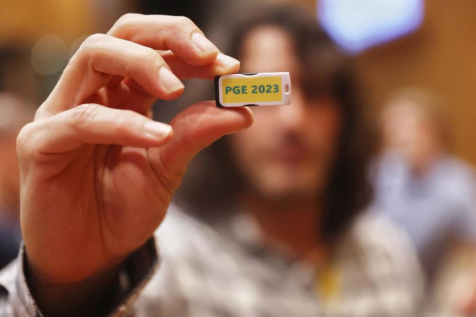 Detalle de una memoria externa (pendrive) que incluye el Proyecto de Ley de los Presupuestos Generales del Estado aprobados por el Gobierno para 2023, en el Congreso de los Diputados, a 6 de octubre de 2022, en Madrid (España).