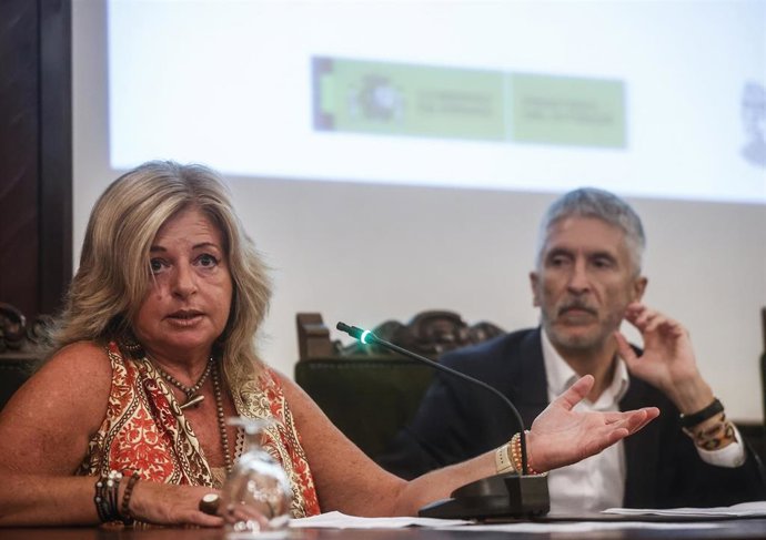 La presidenta de COVITE, Cristina Ordoñez, y el ministro del Interior, Fernando Grande-Marlaska, durante el II Congreso Internacional sobre Fenomenología Terrorista, en la Universidad de Valencia