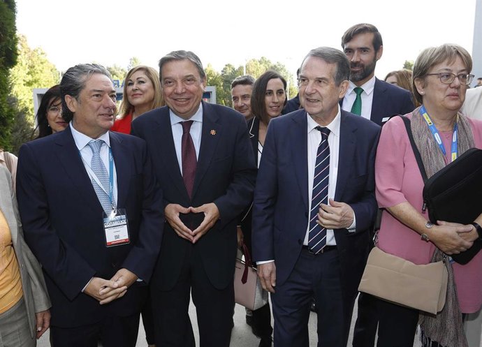 El presidente de Conxemar, Eloy García, el ministro de Agricultura, Pesca y Alimentación, Luis Planas, y el alcalde de Vigo, Abel Caballero, durante su visita a la XXIII edición de la Feria Internacional de Productos del Mar Congelados Conxemar 2022.