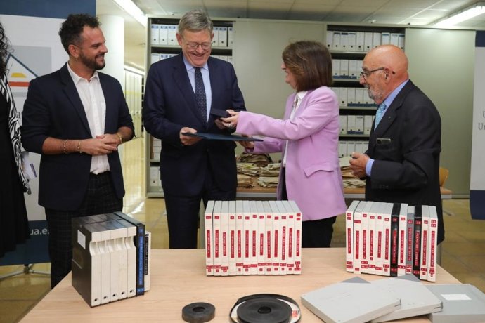La UA otorga al Consell una copia de "las primeras raíces" del autogobierno valenciano que guarda en su archivo