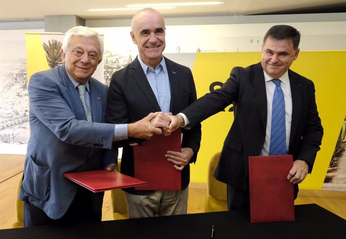 Francisco Herrero, presidente de la Cámara de Comercio; el alcalde de Sevilla, Antonio Muñoz, y Ramón González, presidente de Sevilla Futura.