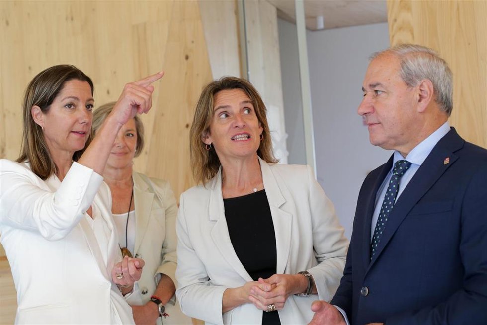 La alcaldesa de Lugo, Lara Méndez (1i); la ministra de Transición Ecológica y Reto Demográfico, Teresa Ribera (c), y el presidente de la Diputación de Lugo, José Tomé (1d), durante su visita al Edificio Impulsa Verde, a 6 de octubre de 2022, en Lugo, Ga